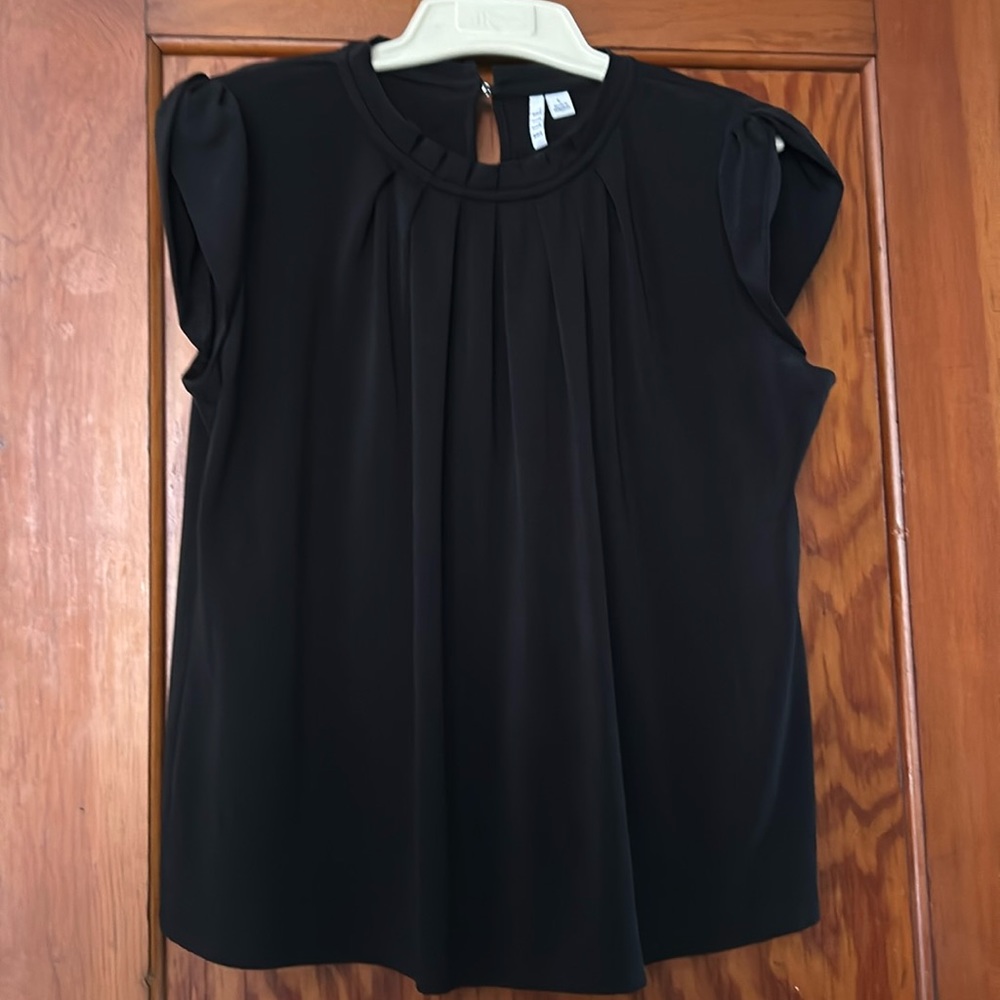 Elle black top